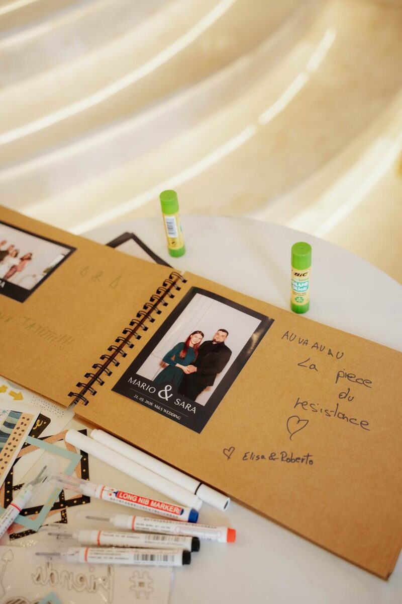 Guestbook cu fotografii printate din cabină și mesaje scrise de invitați